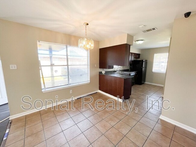 Photo - 7596 Morel St