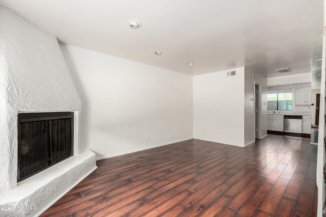 Building Photo - Old Town Scottsdale townhome- 2 bd 2 bath-...