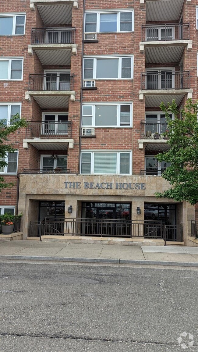 Building Photo - 740 E Broadway Rental