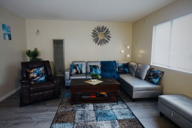 Living Room (fully furnished option) - 3809 Buell St Apartamentos Unidad B