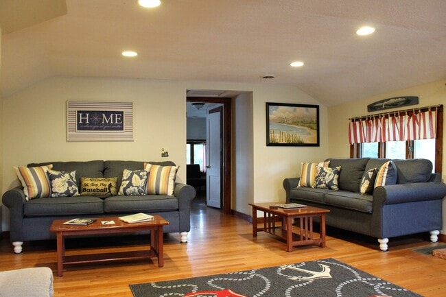 Living Room - Bright and spacious - 237 Lake Shore Dr S