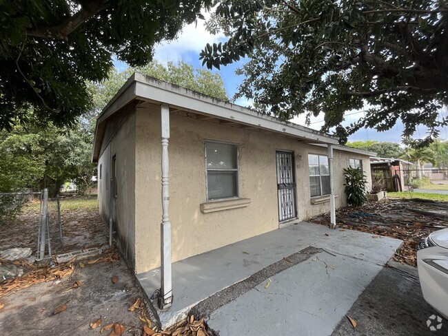 Building Photo - 2010 NW 30th Ave Rental
