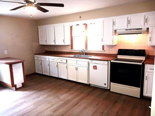 Photo - Three Bedroom 2 bath home in Struthers