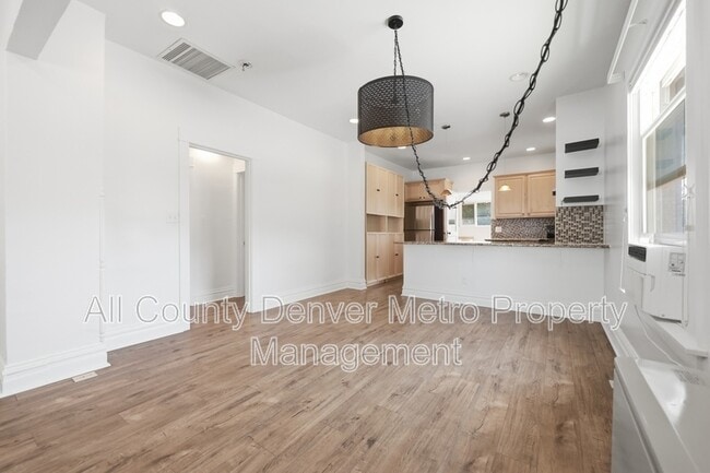 Photo - 3774 Yates St