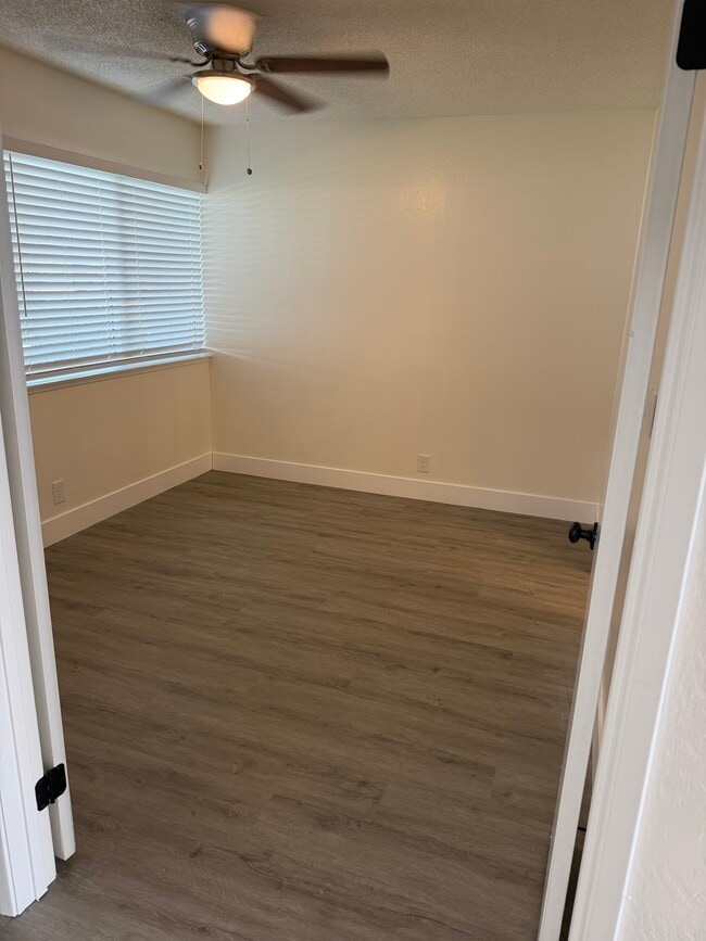 Dormitorio en la planta baja con puertas francesas y baño adjunto. - 5128 Greenberry Dr Unidad 5128 Greenberry Drive