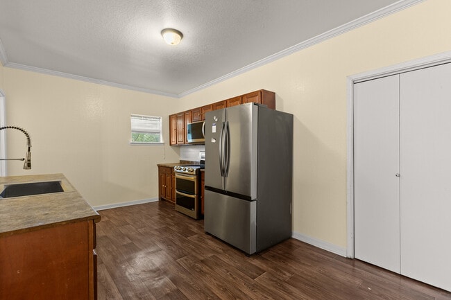 Photo - 2000 Windsor Ave