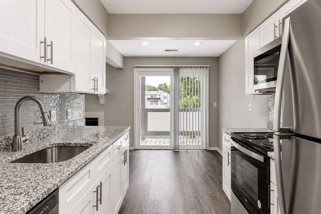 Lakeside Crossing at Eagle Creek Apartments and Townhomes