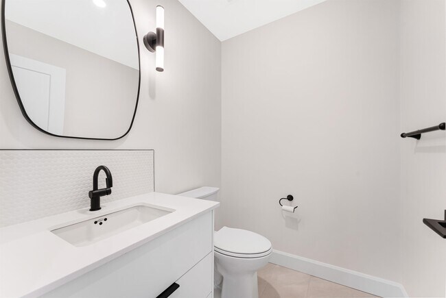Photo - 847 Woodroffe Ave