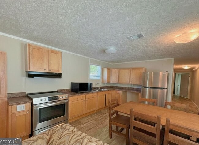 Photo - 203 Sloan St