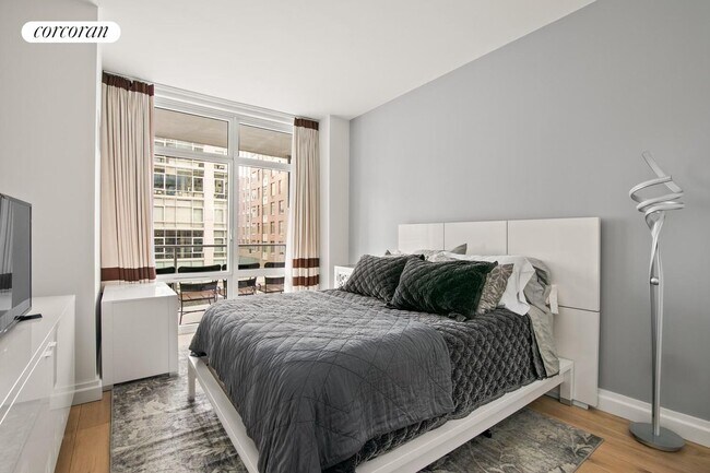 Photo - 555 W 59th St