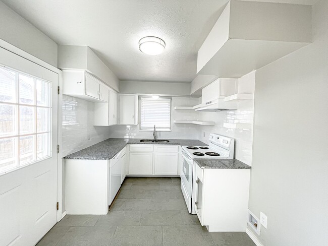 Photo - 3 Bed/1.5 Bath/2 car garage home in Midwest City.