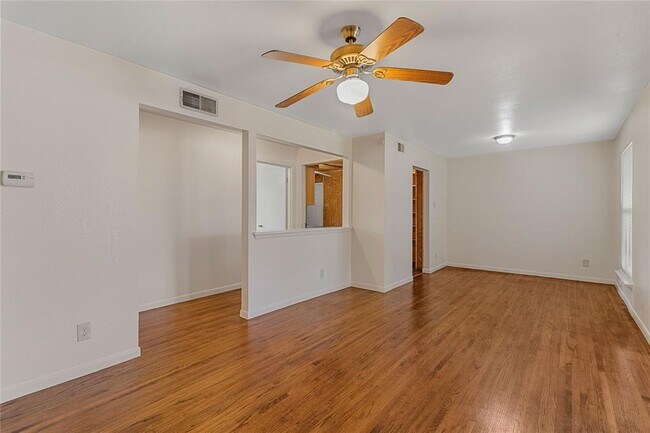 Photo - 2704 Highwood Dr