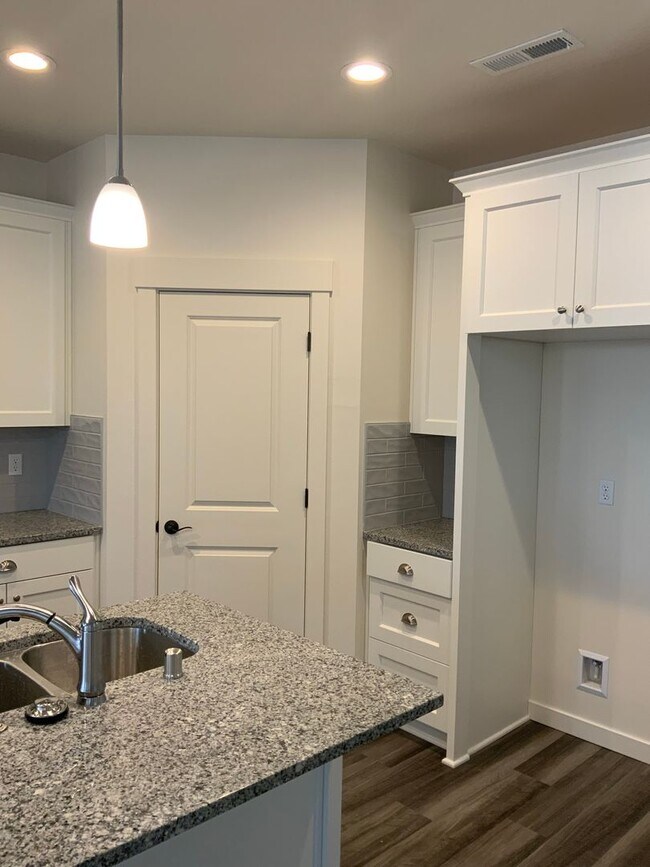 Photo - Immaculate 3B/2.5Ba Home in Ridgefield! Available 4/22!