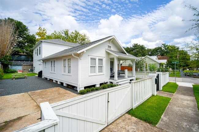 Photo - 811 W 13th St