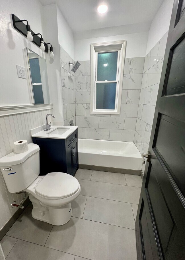 Bathroom - 2909 N Lawndale Ave Unidad 2