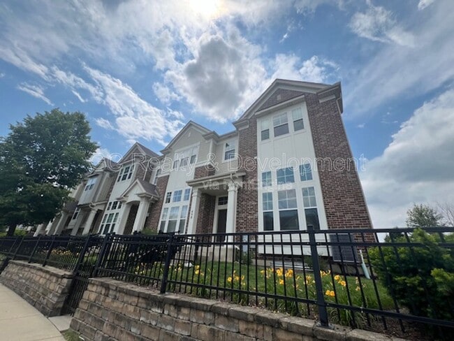 Photo - 498 Grosvenor Ln