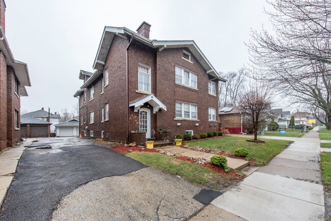 Photo - 415 W Ridgeland Ave