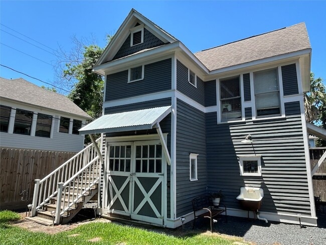 Building Photo - 1209 1/2 Cortlandt Street Unit