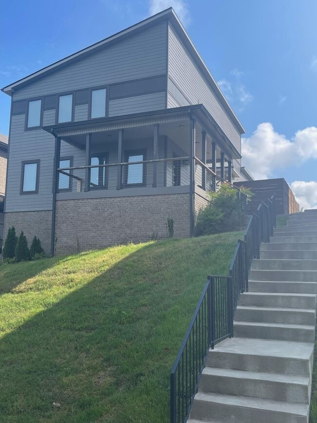 Building Photo - Modern Three Bedroom!