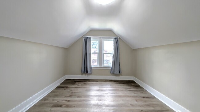 Photo - 1580 Dufferin Pl
