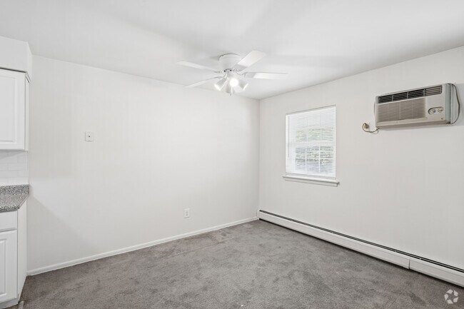 2BR, 1BA - 920SF - Dining Area - Willow Ridge Apartments