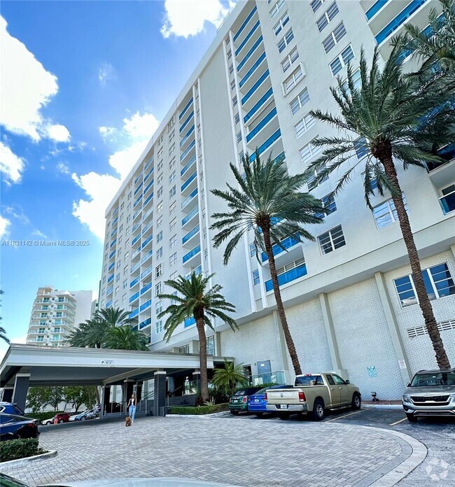 Building Photo - 6770 Indian Creek Dr Unit 4T Rental