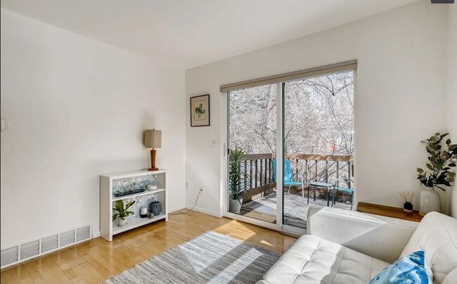 Photo - AMAZING LOCATION 1 Bed 1 Bath Condo Near D...