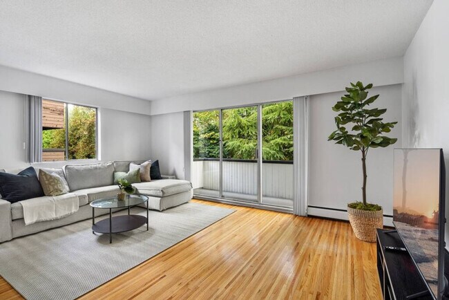 Building Photo - 2225 W 8th Ave Unit ID1051837P