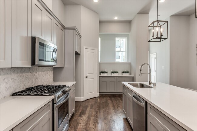 Photo - 605 W 24th St
