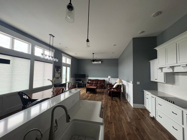 Building Photo - 12680 Back Creek Valley Rd Unit Luxury Apartment