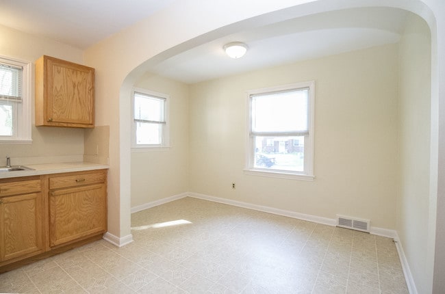 Photo - 2943 Escott Ave