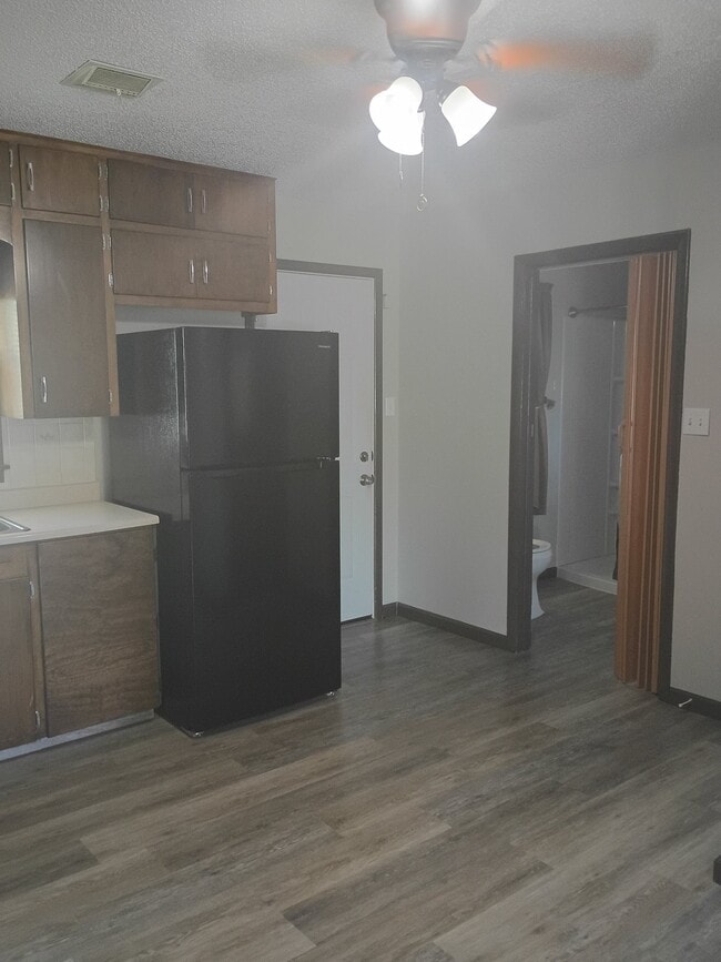 Photo - 611 N Fowler St