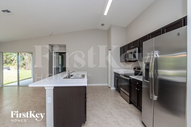 Photo - 785 Coconut St SE