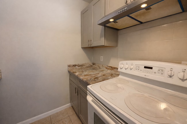 Photo - 2068 Franklin St