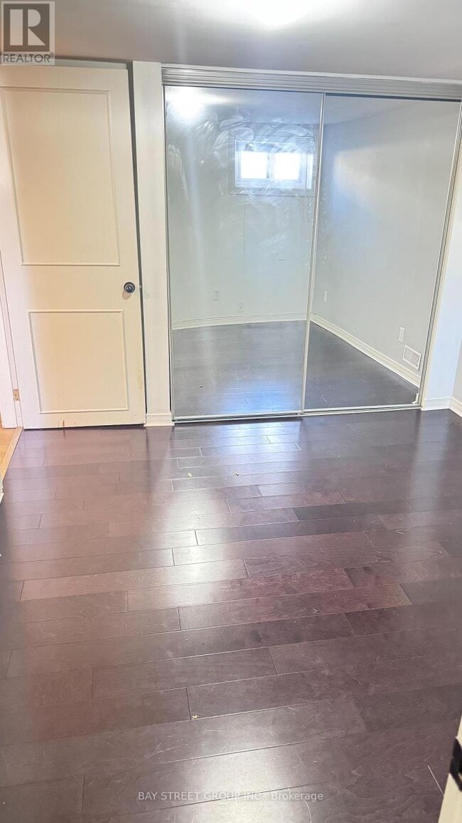 Photo - 2048 Edinburgh Dr