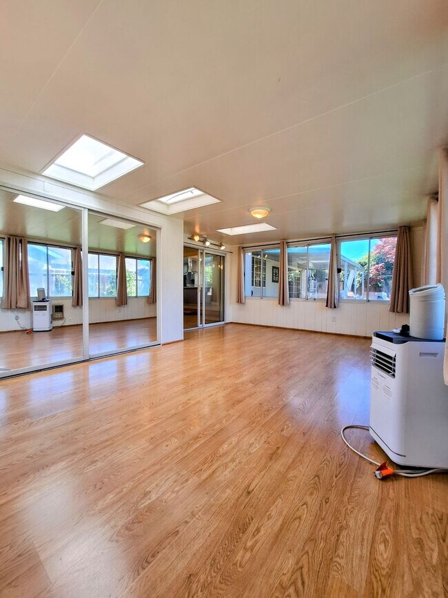 Photo - Beautifully Remodeled 3bd Single Story House With Bonus Room & Storage Space!