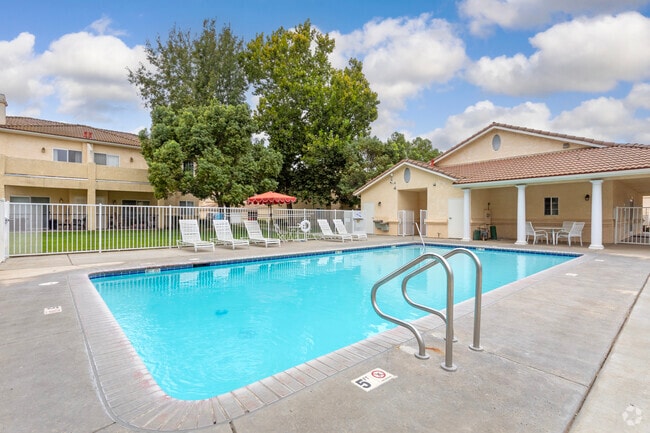 Pool - Vista Del Sol Apartments