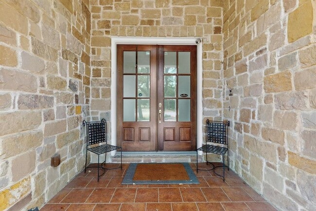 Photo - 102 Kildrummy Ln