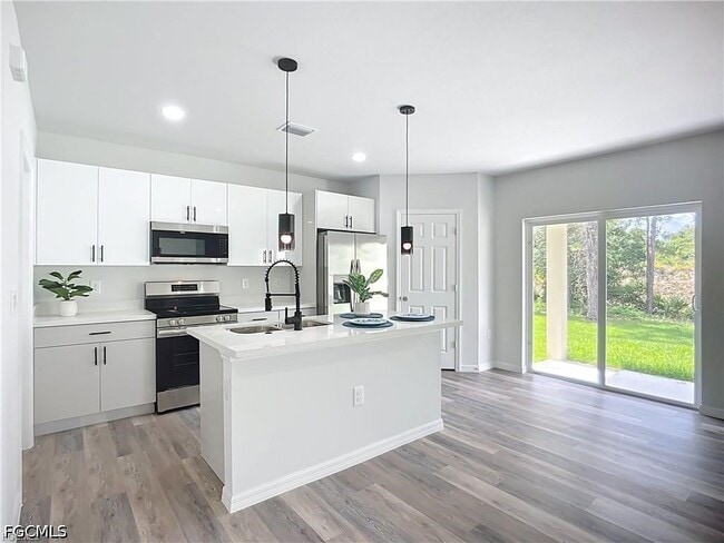 Photo - 912 Anthony St E