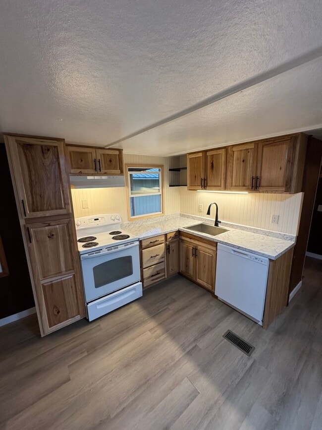 Building Photo - Dawn Ln Properties Unit 4870