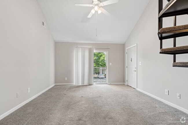 2BR, 1BA - 1,033SF - Living Room