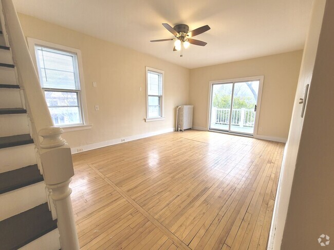 Building Photo - 1901 E Newberry Blvd Unit 1903 Upper Rental