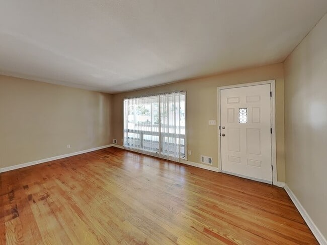 Photo - 1407 Palmer Pl SW