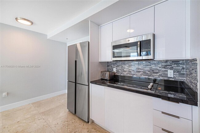 Photo - 92 SW 3rd St Unidad 3802
