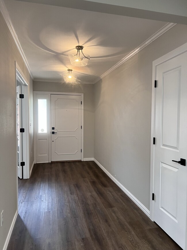 Front Entry - 6403 Dreyfuss Rd
