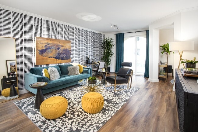 Amplia sala de estar en Reveal Playa Vista en Playa Vista, CA. - Reveal Playa Vista