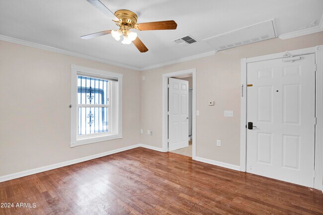 5753 W Glendale Ave Unit 105