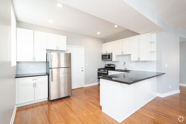 Interior Photo - 1145 W Lunt Ave Rental
