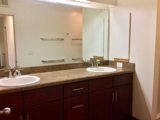 Double Vanity bathrooms - Ravenwood Apartments