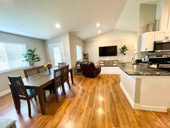 Building Photo - 627 N 3rd St